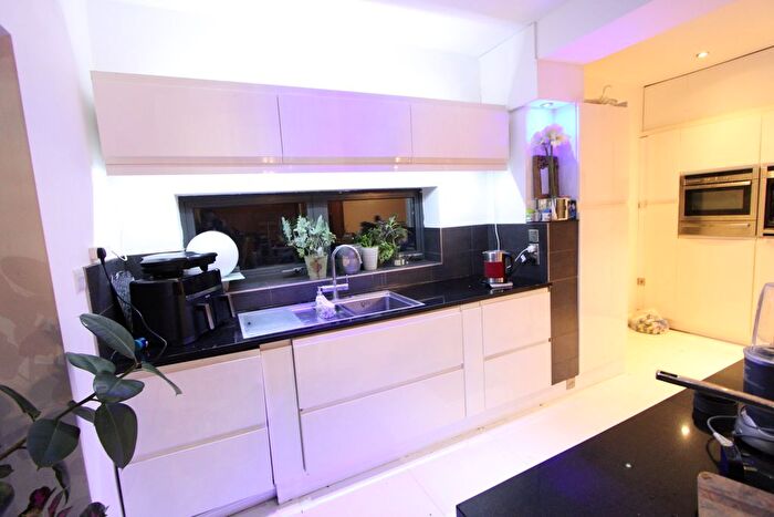 5 Bedroom End Of Terrace House To Rent In Southwood Drive, Surbiton, KT5