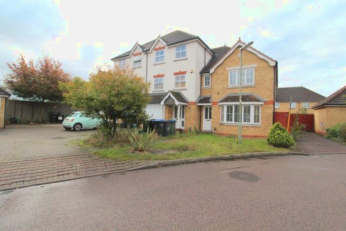 5 Bedroom Semi-Detached House To Rent In Nightingale Shott, Egham, TW20