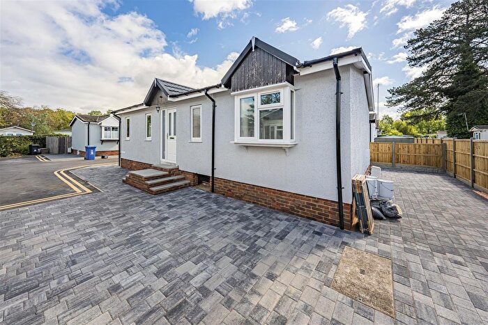 2 Bedroom Mobile/park Home For Sale In Willows Riverside Park, Windsor, SL4