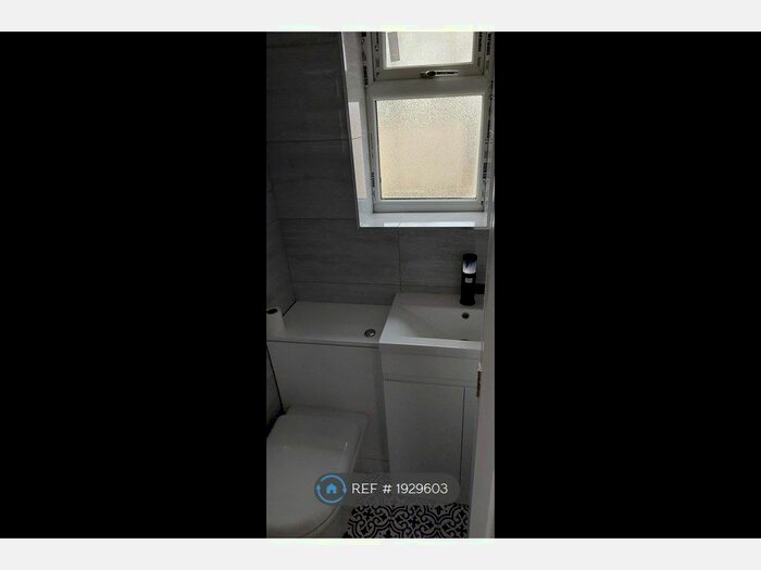 Studio To Rent In Andrews Close, London, HA1