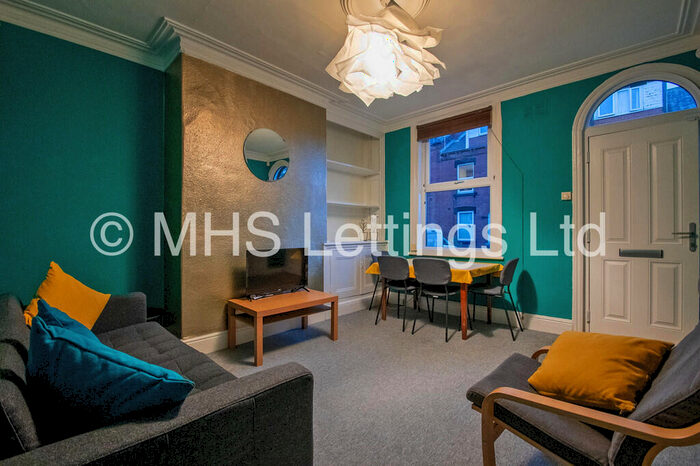 2 Bedroom End Of Terrace House To Rent In Pennington Grove, Leeds, LS6