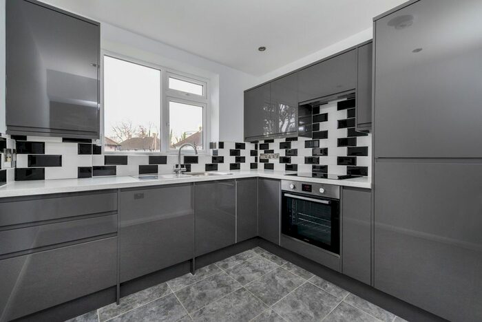 1 Bedroom Flat To Rent In Probyn Road, Tulse Hill, London, SW2