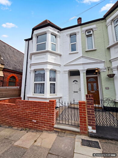 3 Bedroom End Of Terrace House For Sale In Admaston Road, London, SE18