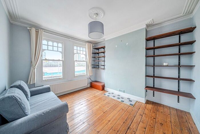 2 Bedroom Flat For Sale In Queenstown Road, London, SW8