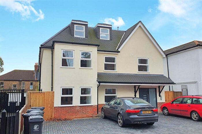 2 Bedroom Flat To Rent In Hemnall Street, Epping, CM16