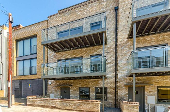 2 Bedroom Flat For Sale In Allcroft Road, Kentish Town, London, NW5