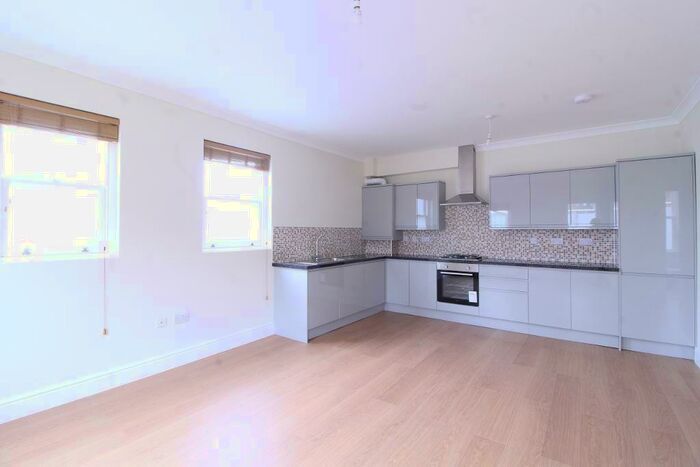3 Bedroom Flat To Rent In New Wanstead, E11