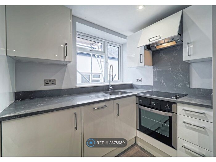 2 Bedroom Flat To Rent In Great Hall, Watford, WD24