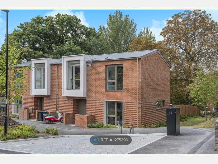 3 Bedroom Semi-Detached House To Rent In Rushden Close, London SE19