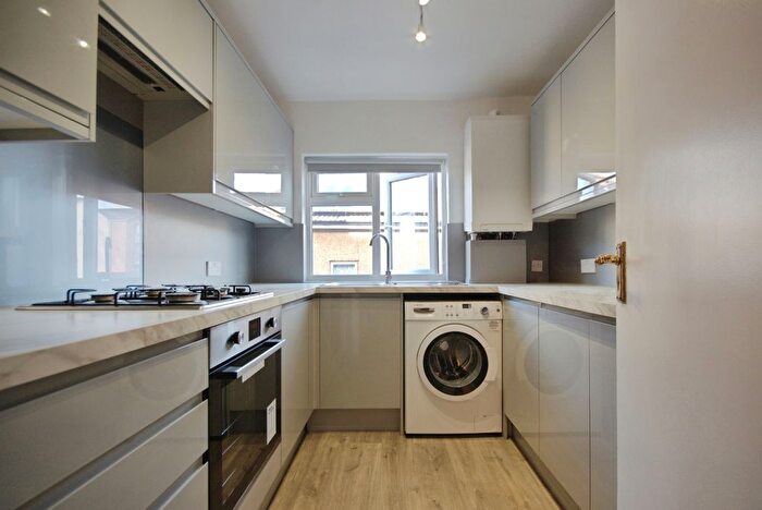 2 Bedroom Flat To Rent In Twickenham Road, Isleworth, TW7