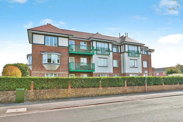 3 Bedroom Flat For Sale In Stuart Road, Highcliffe, Christchurch, Dorset, BH23