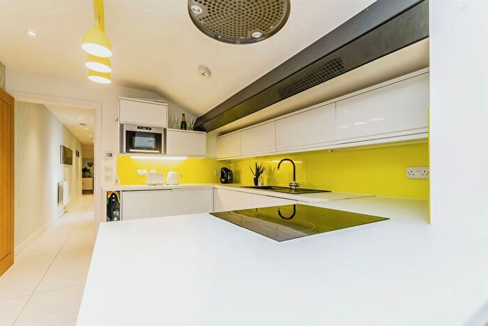 2 Bedroom Flat For Sale In Cantelupe Road, East Grinstead, RH19