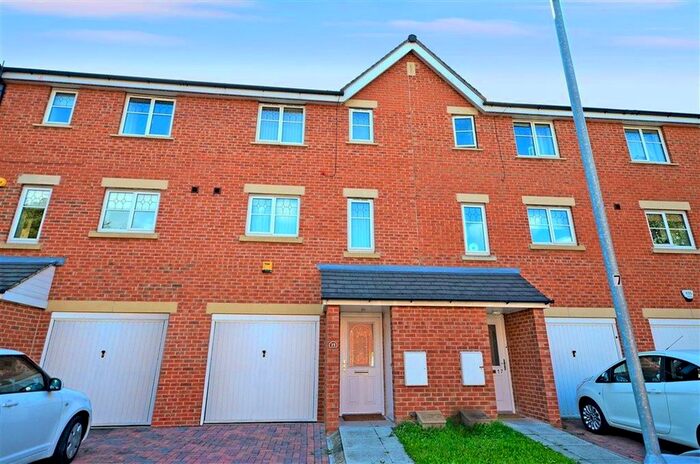 4 Bedroom Town House To Rent In Bailey Close, Pontefract, WF8