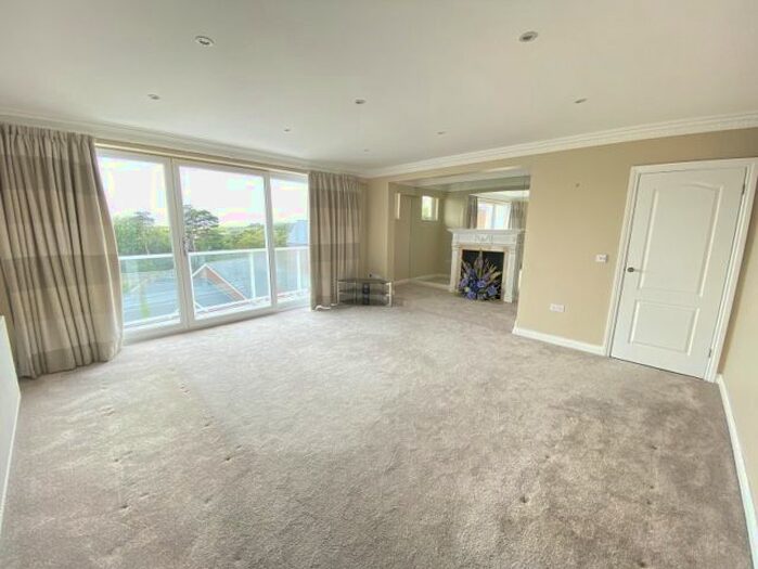 3 Bedroom Flat To Rent In Brynfield Court, Langland, SA3