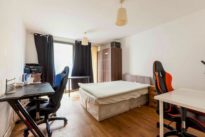 3 Bedroom Flat To Rent In Nelson Walk, Bow, London, E3