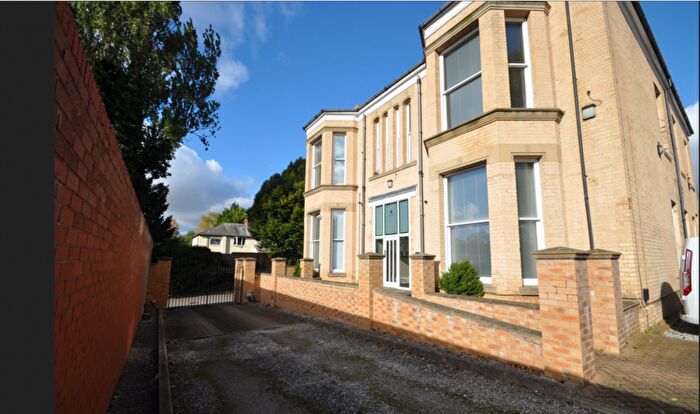 2 Bedroom Apartment For Sale In The Lawns, Hull, Yorkshire, HU7