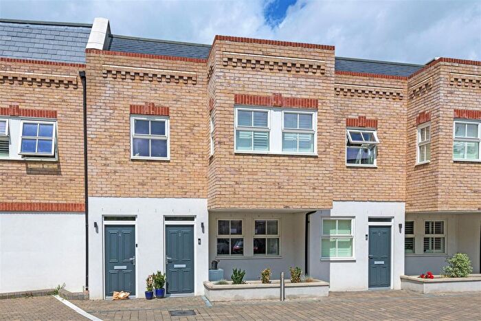 4 Bedroom Maisonette For Sale In Brookfield Mews, London, SW13