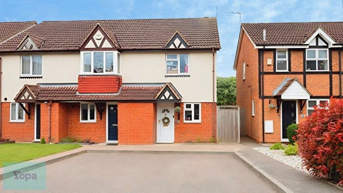 2 Bedroom End Terrace House For Sale In Farmbrook, Luton, LU2