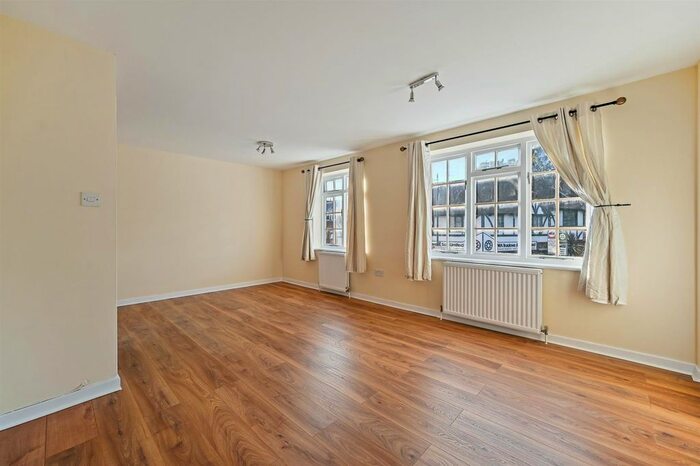 2 Bedroom Flat To Rent In High Street, Cheam, Sutton, SM3