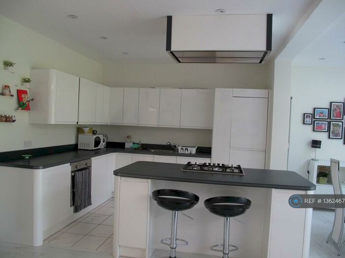 5 Bedroom Bungalow To Rent In Barn Hill, HA9