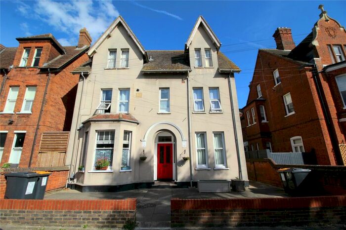 2 Bedroom Flat To Rent In Chaucer Road, Bedford, Bedfordshire, MK40