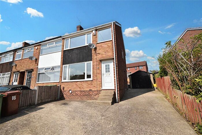 3 Bedroom Town House To Rent In Somerdale Walk, Leeds, West Yorkshire, LS13