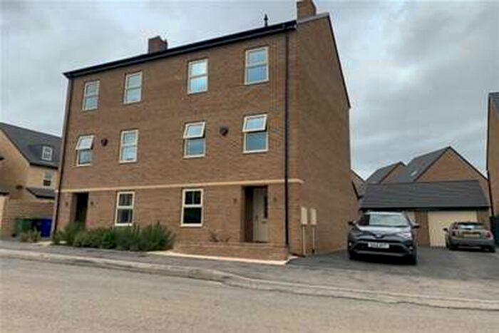 4 Bedroom House To Rent In Comley Crescent, Chesterfield, S41