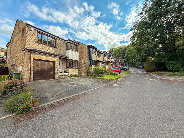 3 Bedroom Detached House For Sale In Woodchurch View, Thongsbridge, Holmfirth, HD9
