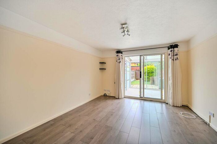 2 Bedroom Flat To Rent In Willow Road, New Malden, KT3