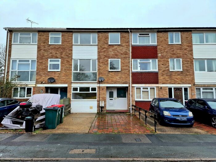 5 Bedroom Town House To Rent In Ardingly Close, Crawley, RH11