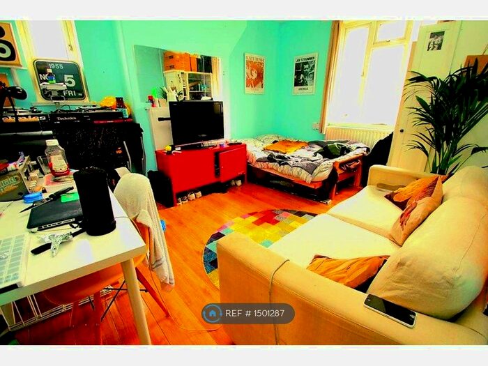 2 Bedroom Flat To Rent In Nestor House, London, E2