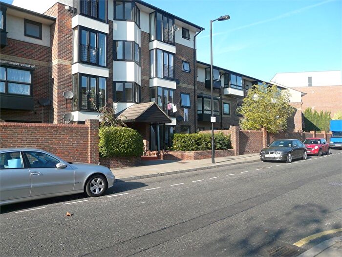 2 Bedroom Flat To Rent In Ironmongers Place, London, E14