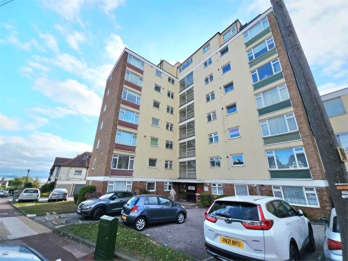 2 Bedroom Apartment For Sale In Grand Drive, Leigh On Sea, Leigh On Sea, SS9
