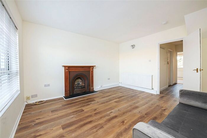 3 Bedroom Flat To Rent In Cedars Road, SW4