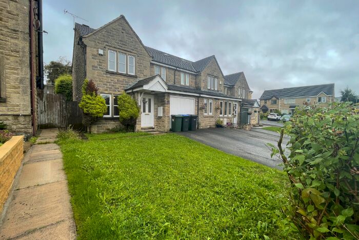 3 Bedroom End Of Terrace House For Sale In Kelburn Grove, Keighley, West Yorkshire, BD22