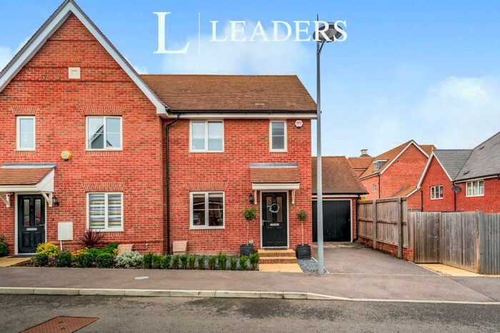 3 Bedroom Semi-Detached House To Rent In Kilnwood Vale, Faygate, RH12