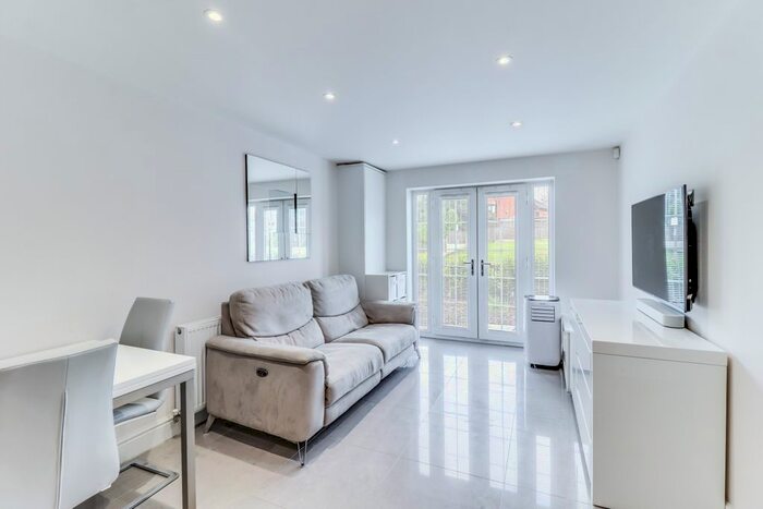 2 Bedroom Flat For Sale In High Road, Benfleet, SS7