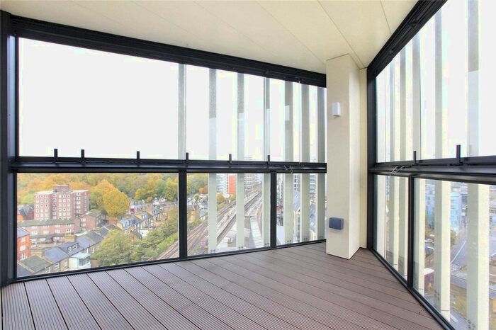 2 Bedroom Flat To Rent In Battersea Park View, Battersea, London, SW8