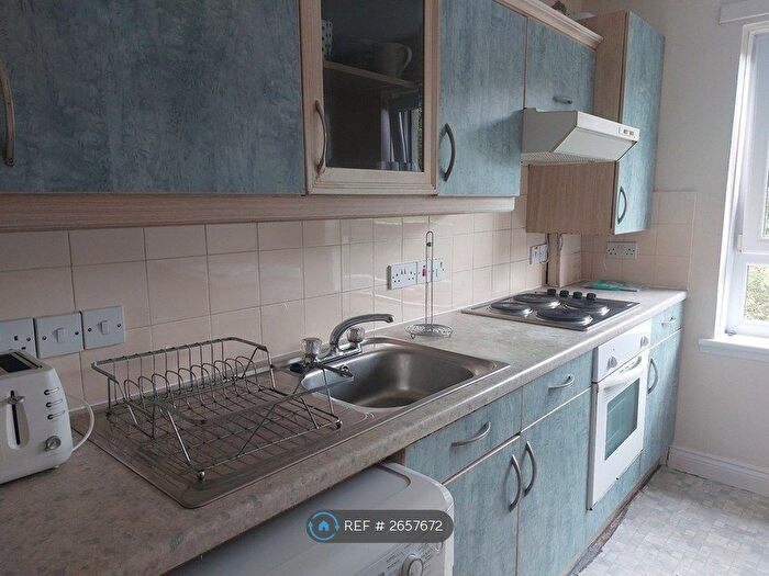 3 Bedroom Flat To Rent In Terrars Croft, Edinburgh, EH8