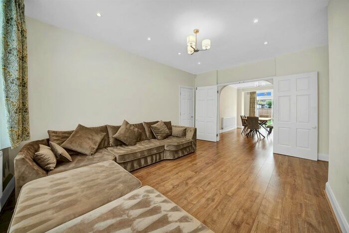 3 Bedroom Terraced House To Rent In Long Lane, London, N3