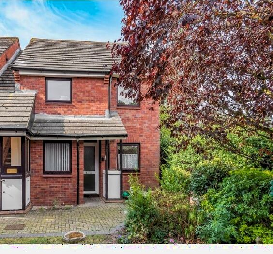 2 Bedroom Flat To Rent In Fairhaven, Egham, TW20