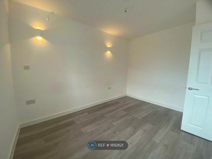 1 Bedroom Flat To Rent In Hampton Court, Cradley Heath Birmingham, B64