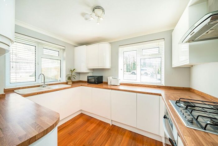 2 Bedroom Flat To Rent In Earlsfield Road, London, SW18