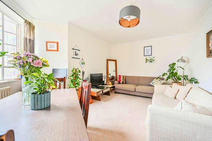 2 Bedroom Flat To Rent In Nightingale Lane, Clapham Common Westside, London, SW12