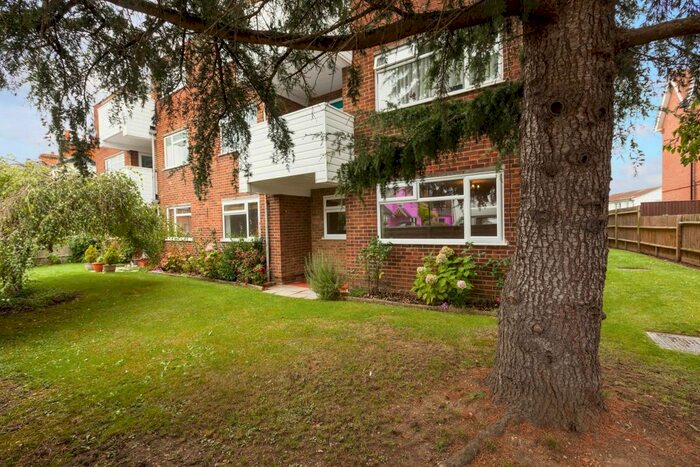 2 Bedroom Flat To Rent In St. Leonards Road, Windsor SL4