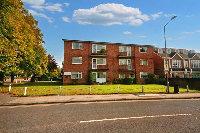 2 Bedroom Flat To Rent In Penn Road, Beaconsfield, HP9