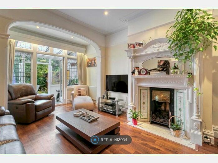 4 Bedroom Semi-Detached House To Rent In London, London, N13