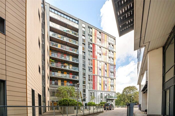 3 Bedroom Flat To Rent In Riverwalk Apartments, Homerton Road, London, E9