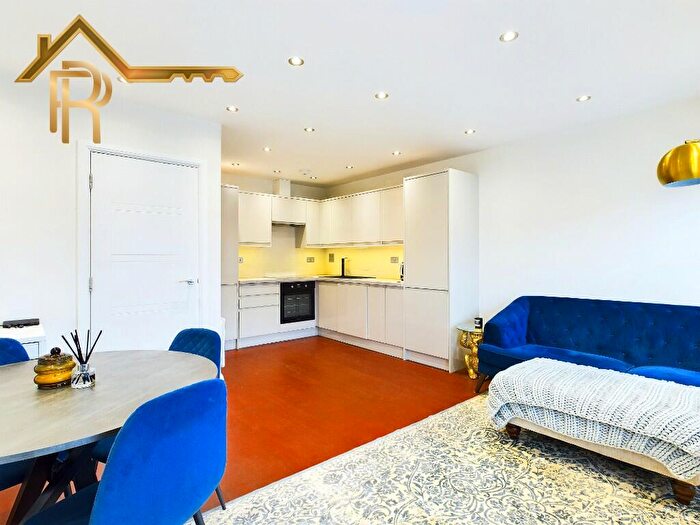 2 Bedroom Flat For Sale In High Street, Brentwood, Essex, CM14