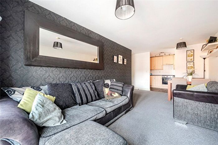 2 Bedroom Flat For Sale In Eaton Avenue, Slough, Berkshire, SL1